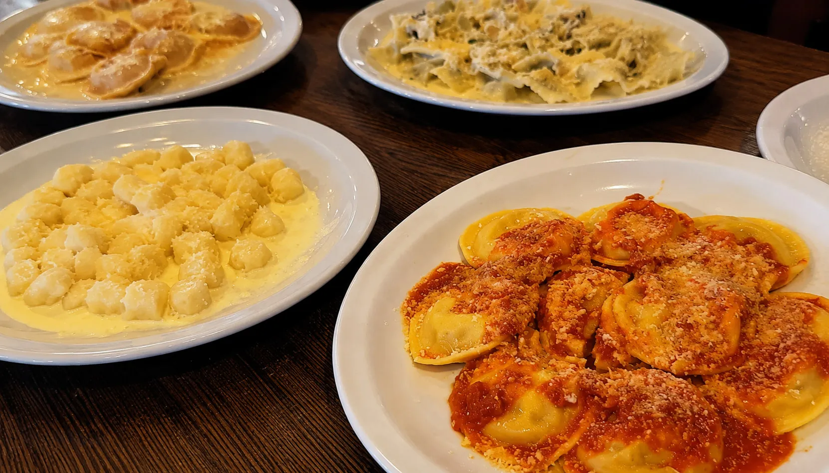 Ñoquis, sorrentinos y ravioles caseros servidos en la mesa de Clementina